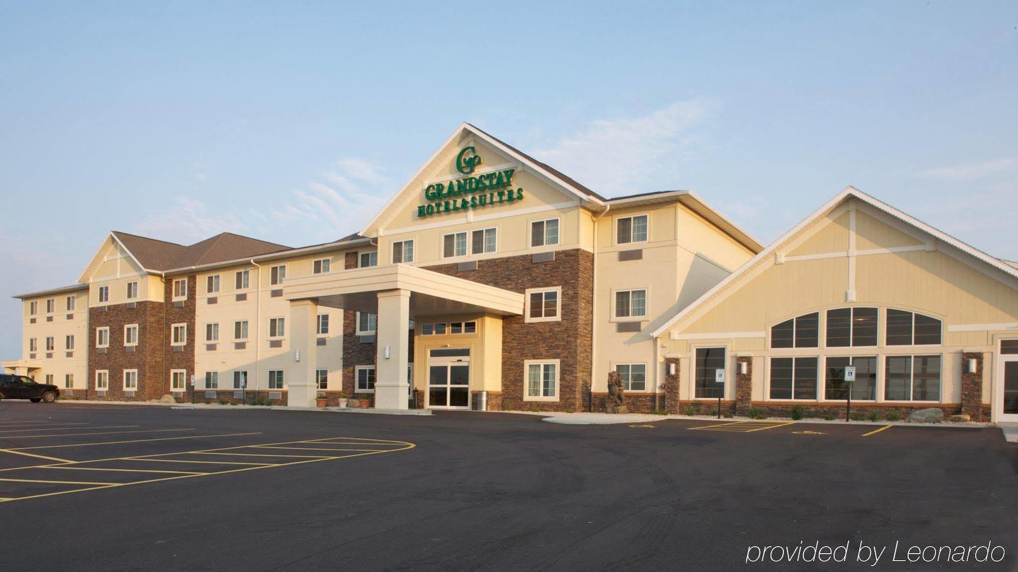グランドステイ ホテル アンド スイーツ Mount Horeb エクステリア 写真