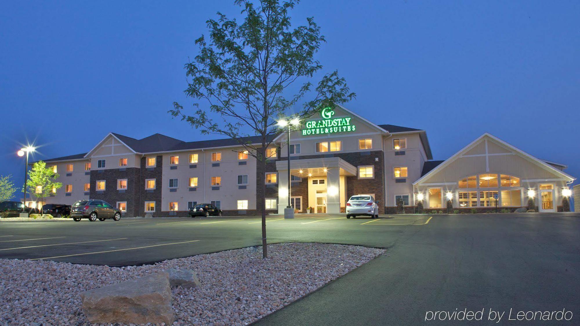 グランドステイ ホテル アンド スイーツ Mount Horeb エクステリア 写真
